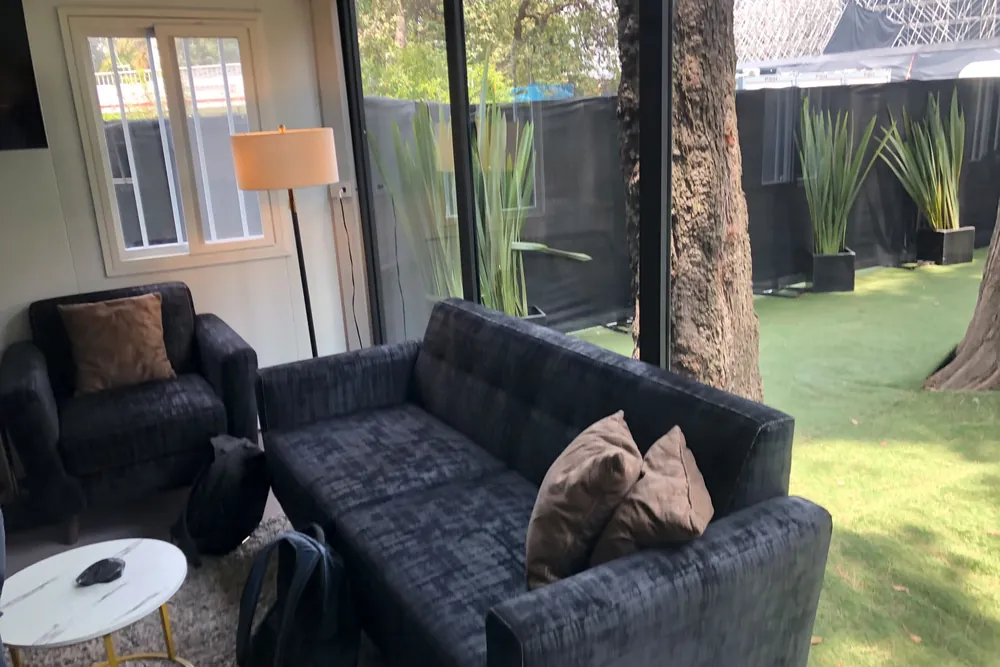 Sala lounge con clima y mobiliario dentro del módulo