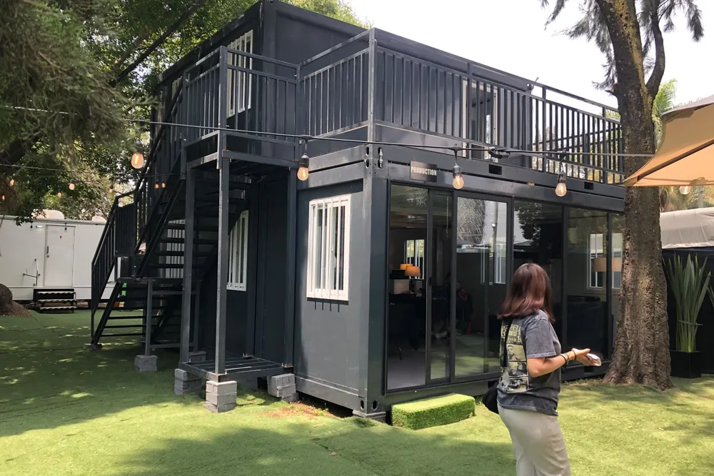 Módulo de dos niveles con terraza y escalera exterior
