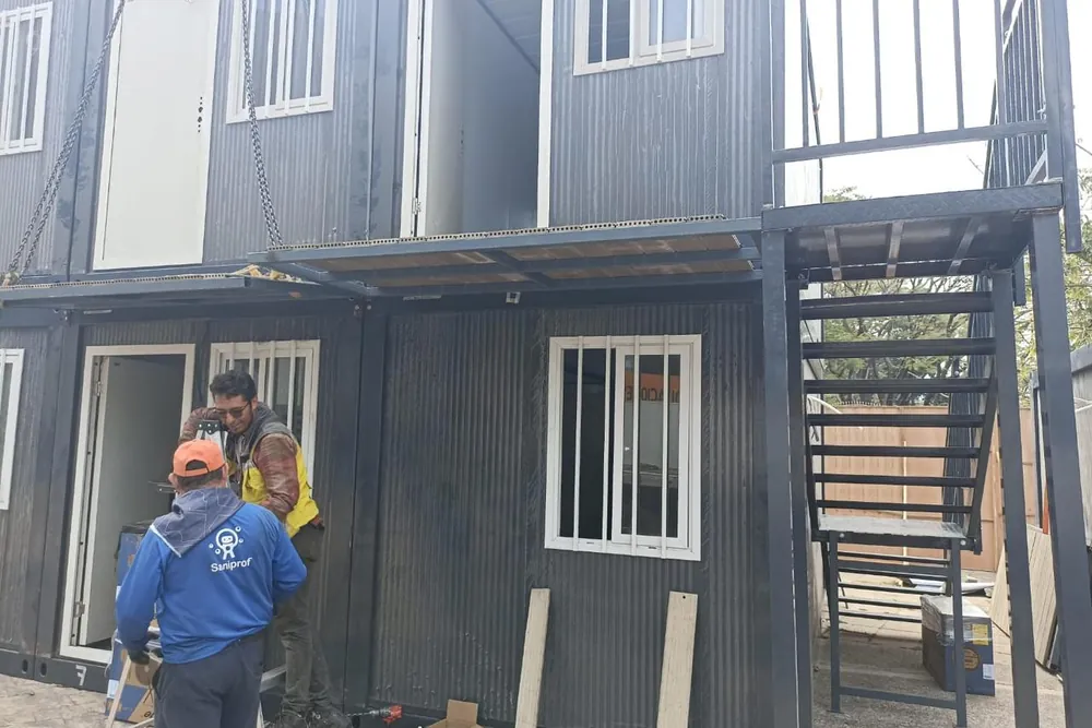 Personal de Saniprof durante la instalación